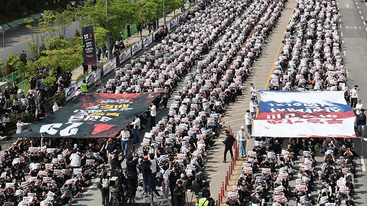 지난 23일 경기도 평택시 삼성전자 평택캠퍼스 앞에서 열린 삼성전자 노동조합 공동투쟁본부의 '투명하게 바꾸고, 상한폐지 실현하자-4/23 투쟁 결의대회'에서 조합원들이 구호를 외치고 있다. /연합뉴스