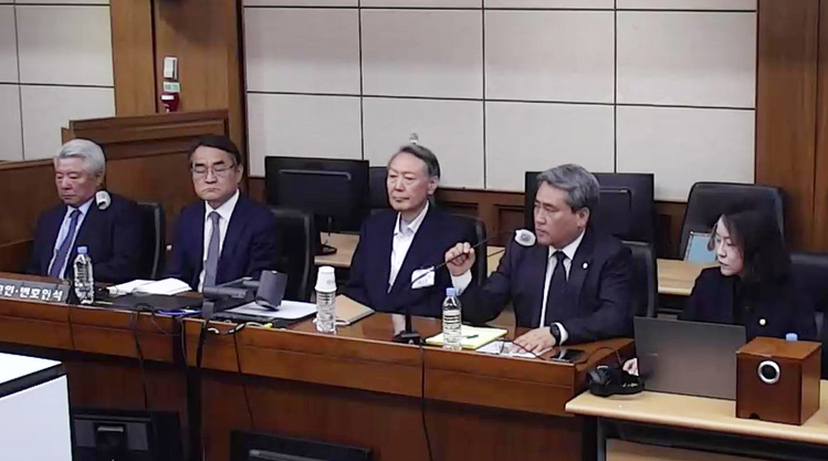 고위공직자범죄수사처 체포방해 등 혐의로 기소된 윤석열 전 대통령이 29일 서울 서초구 서울고등법원에서 열린 항소심 선고 공판에 출석해 있다. 서울고법 내란전담재판부인 형사1부는 이날 특수공무집행방해, 직권남용 권리행사방해 등 혐의로 재판에 넘겨진 윤 전 대통령에게 징역 7년을 선고했다. /서울고법 제공