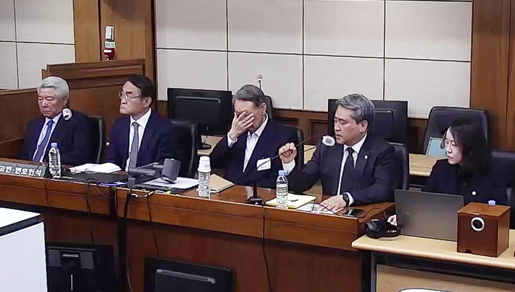 고위공직자범죄수사처 체포방해 등 혐의로 기소된 윤석열 전 대통령이 29일 서울 서초구 서울고등법원에서 열린 항소심 선고 공판에 출석해 얼굴을 만지고 있다. /서울고법 제공