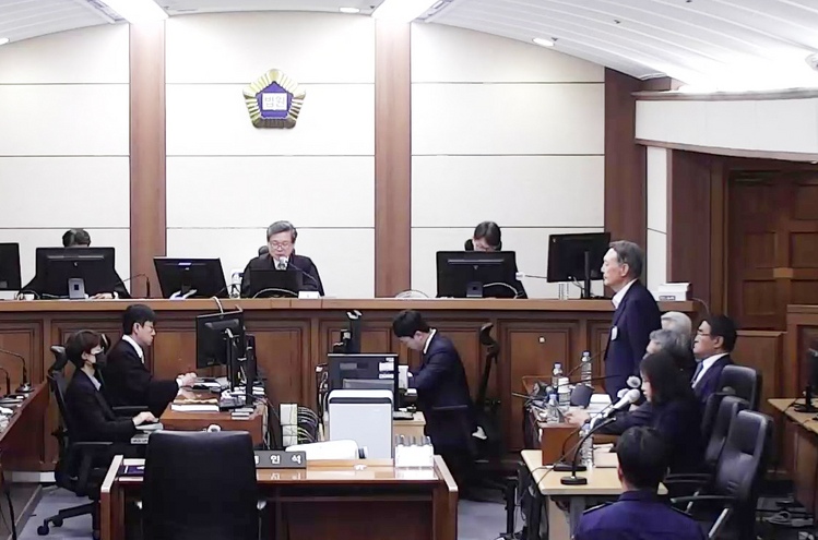 고위공직자범죄수사처 체포방해 등 혐의로 기소된 윤석열 전 대통령이 29일 서울 서초구 서울고등법원에서 열린 항소심 선고 공판에 출석해 있다.  /서울고법 제공 