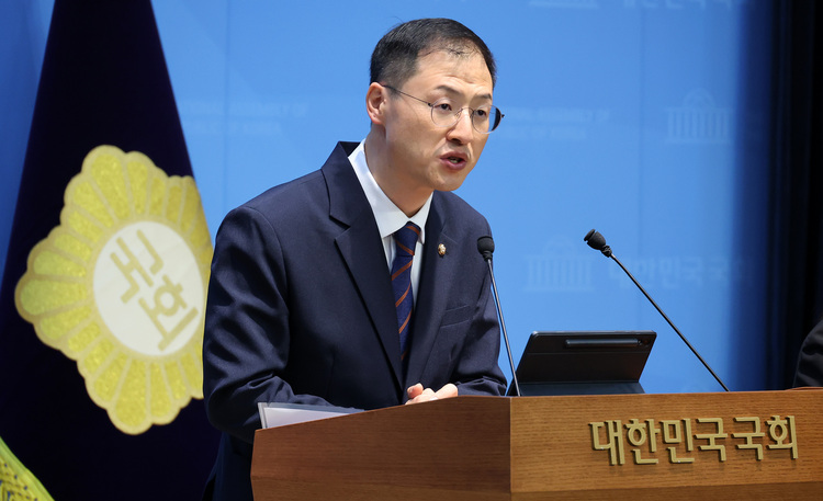 6·3 지방선거에 출마한 더불어민주당 울산시장 후보 김상욱 의원이 29일 국회 소통관에서 제22대 국회의원직 사직 의사를 밝히고 있다. /연합뉴스 