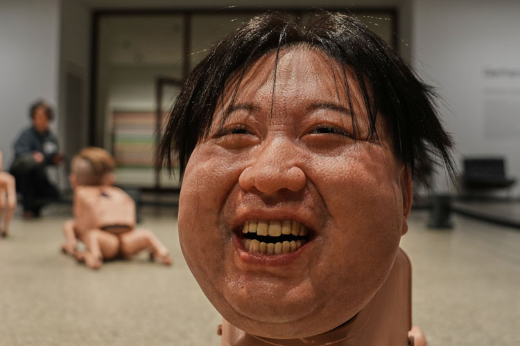 독일 베를린 노이에 내셔널갤러리에서 28일(현지 시각) 열린 미국 디지털 아티스트 비플(마이크 윈켈만)의 설치 작품 ‘보통의 동물들(Regular Animals)’ 전시에 김정은 북한 국무위원장의 모습을 본뜬 로봇이 전시돼 있다. /AP=연합뉴스