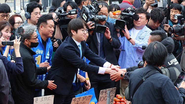 ６·3 지방선거와 함께 치러지는 부산 북갑 보궐선거 더불어민주당 후보로 출마하는 하정우 전 청와대 AI 수석이 지난 29일 오후 부산 북구 구포시장을 찾아 상인과 인사하고 있다. /연합뉴스