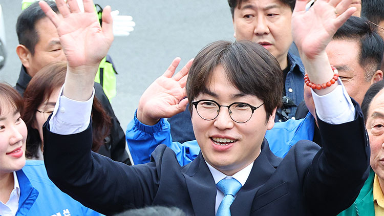 ６·3 지방선거와 함께 치러지는 부산 북갑 보궐선거 더불어민주당 후보로 출마하는 하정우 전 청와대 AI 수석이 지난 29일 오후 부산 북구 구포시장을 찾아 시민들과 인사하고 있다. /연합뉴스