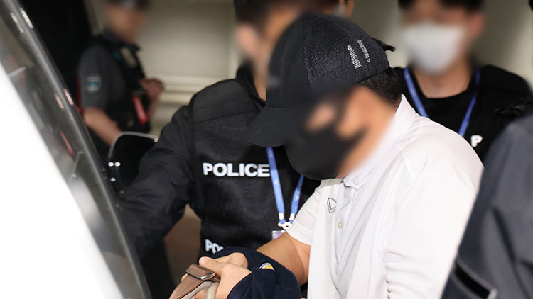 '마약왕'으로 불리는 박왕열에게 필로폰 등 마약류를 공급한 혐의를 받는 최모씨가 1일 태국으로부터 강제송환돼 인천국제공항 제2여객터미널에 도착, 차에 타고 있다. /연합뉴스
