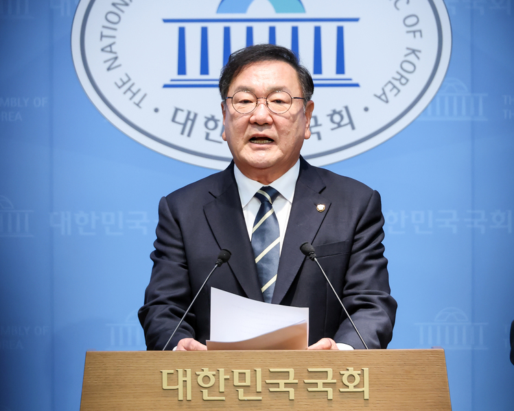 더불어민주당 김태년 의원이 4일 국회 소통관에서 국회의장 선거 출마 기자회견을 하고 있다.  /연합뉴스 