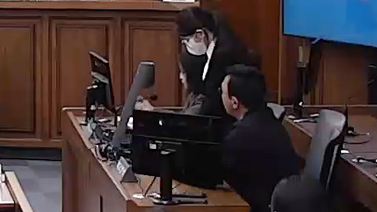 도이치모터스 주가조작과 통일교 금품수수 등 혐의로 재판에 넘겨진 김건희 여사가 지난 28일 서울 서초구 서울고등법원에서 열린 항소심 선고공판에서 선고를 듣고 있다. /서울고법 제공