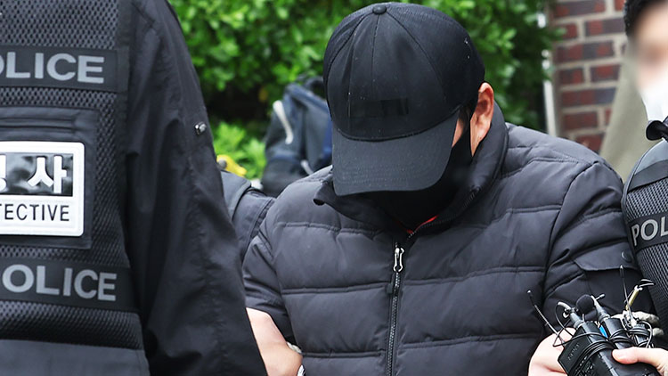 '마약왕'으로 불리는 박왕열에게 필로폰 등 마약류를 공급한 혐의를 받는 최모(51) 씨가 지난 3일 구속 전 피의자 심문(영장실질심사)에 출석하기 위해 경기도 수원시 장안구 경기남부경찰청 마약ㆍ국제범죄수사대에서 나오는 모숩 /연합뉴스 
