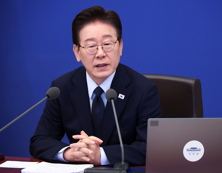 이재명 대통령이 6일 청와대에서 열린 국무회의 겸 비상경제점검회의에서 발언하고 있다.  /연합뉴스 