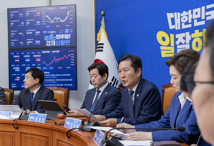 더불어민주당 정청래 대표가 6일 국회에서 열린 최고위원회의에서 이날 개장하자 마자 7천선을 넘어선 코스피 관련 발언을 하고 있다.  /연합뉴스 