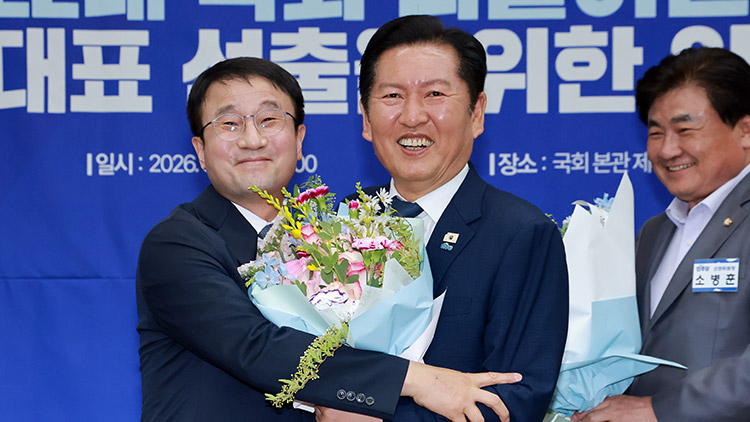 더불어민주당 신임 원내대표로 추대되며 연임에 성공한 한병도 의원이 6일 국회에서 열린 제3기 원내대표 선출 의원총회에서 정청래 대표에게 꽃다발을 받은 뒤 기념 촬영하고 있다. /연합뉴스