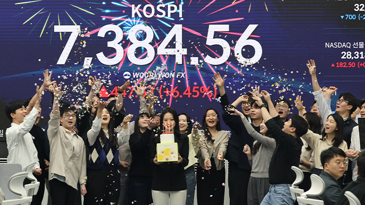 코스피가 사상 처음으로 종가 기준 7,000선을 돌파하며 장을 마친 6일 서울 중구 우리은행 본점 딜링룸에서 직원들이 축하 세리머니를 하고 있다. /연합뉴스
