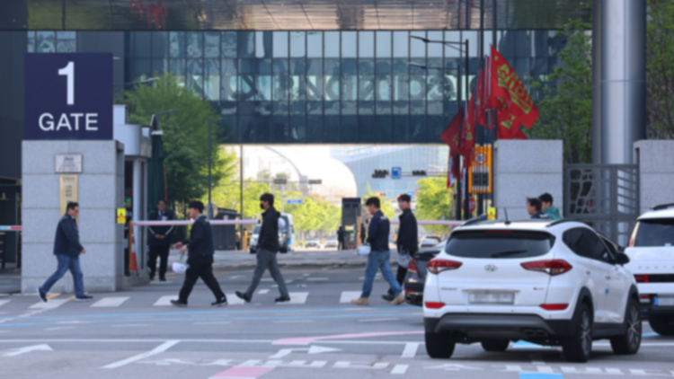 6일 오전 인천 연수구 삼성바이오로직스 공장에 출근한 직원들이 이동하고 있다. 삼성바이오로직스 노조는 지난 1∼5일 진행한 전면 파업을 마무리하고 이날 현장에 복귀했다. /연합뉴스