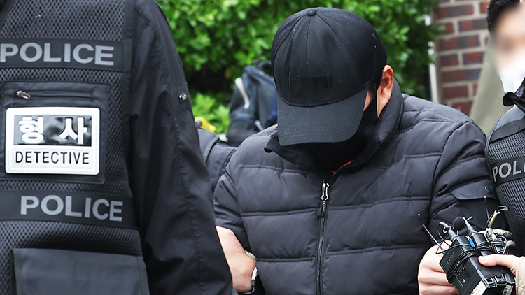 '마약왕'으로 불리는 박왕열에게 필로폰 등 마약류를 공급한 혐의를 받는 최모(51) 씨가 3일 구속 전 피의자 심문(영장실질심사)에 출석하기 위해 경기도 수원시 장안구 경기남부경찰청 마약ㆍ국제범죄수사대에서 나오고 있다. /연합뉴스