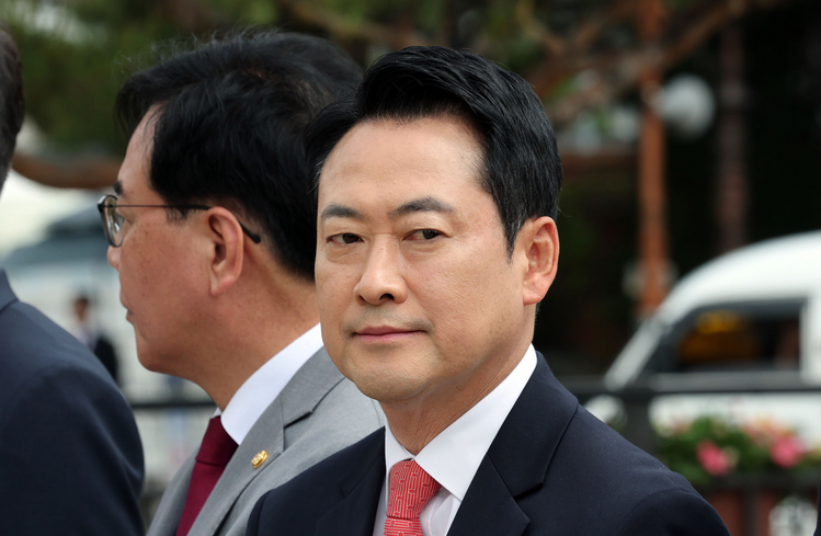 국민의힘 장동혁 대표와 송언석 원내대표가 7일 서울 청와대 사랑채 분수대 앞에서 열린 현장 최고위원회의에서 잠시 생각에 잠겨있다. /연합뉴스 