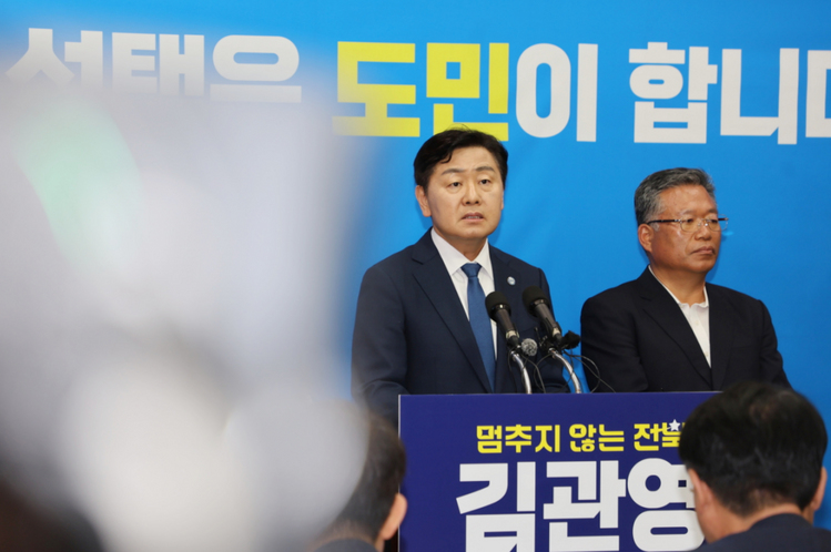 무소속 출마 결심을 굳힌 김관영 전북특별자치도 예비후보가 7일 전북도의회 브리핑룸에서 입장을 밝히고 있다. /연합뉴스 