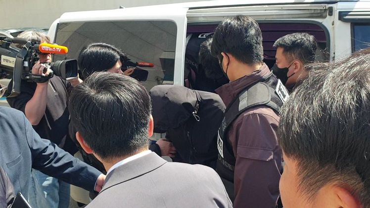 광주 도심에서 여고생을 살해한 혐의로 체포된 24살 장 모 씨가 광주지방법원 영장실질심사를 받기 위해 경찰 호송차에서 내리고 있다.