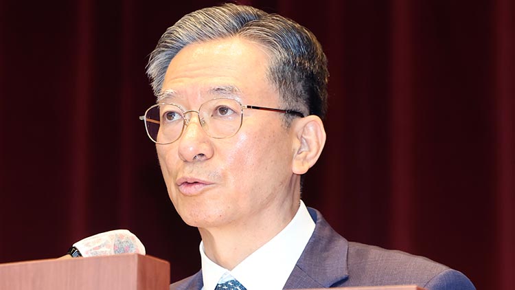 정성호 법무부 장관이 7일 정부과천청사 법무부에서 열린 신임 검사 임관식에 참석해 신임 검사들에게 당부의 말을 전하고 있다. /연합뉴스