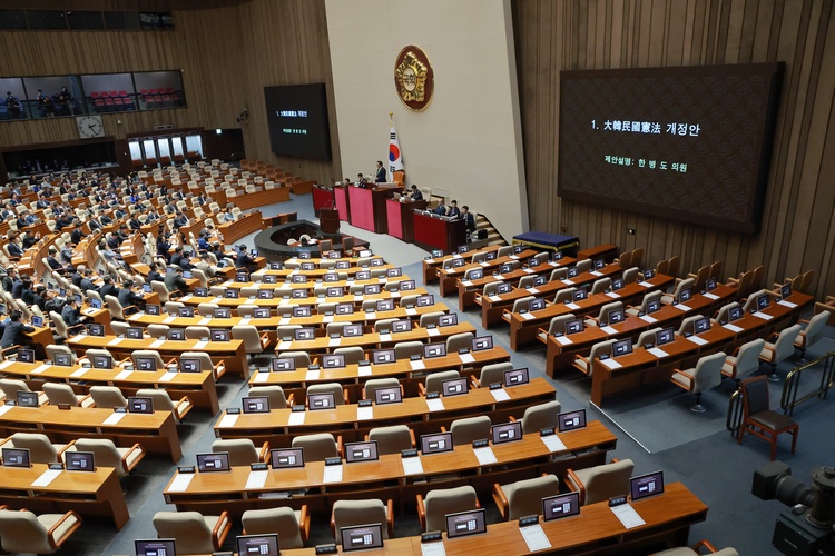 우원식 국회의장이 7일 국회에서 열린 5월 임시국회 제1차 본회의에 대한민국헌법 개정안을 상정한 뒤 발언하고 있다. /연합뉴스