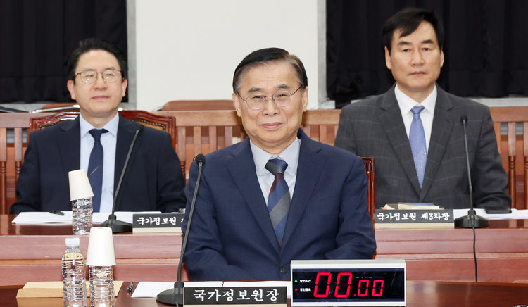 이종석 국정원장이 7일 서울 여의도 국회에서 열린 정보위원회 전체회의에 출석해 있다. /공동취재