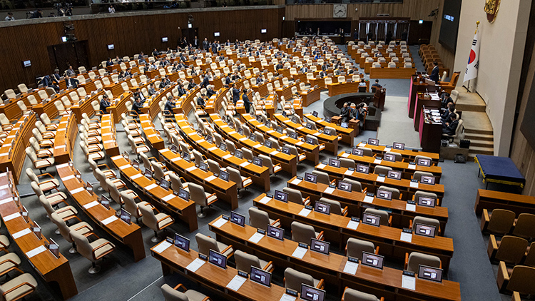 우원식 국회의장이 7일 국회에서 열린 제435회 국회(임시회) 1차 본회의에서 대한민국 헌법 개정안에 대한 국민의힘 참여를 호소한 뒤 기다리고 있다. 국민의힘은 헌법개정안 반대를 당론으로 결정해 이날 본회의에 입장하지 않고 있다 /연합뉴스