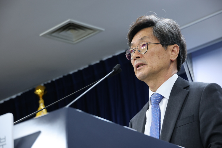 정일연 국민권익위원회 위원장이 8일 서울 종로구 정부서울청사에서 열린 권익위 정상화 추진 TF 운영 결과 발표를 하고 있다.  /연합뉴스 
