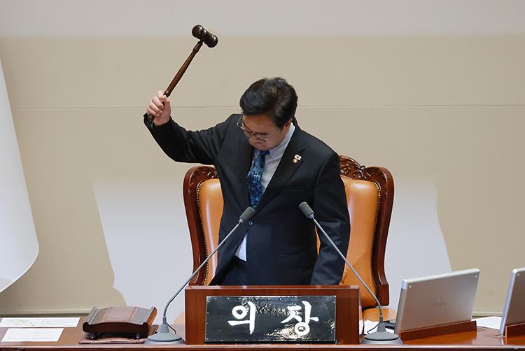 우원식 국회의장이 8일 국회에서 열린 5월 임시국회 제2차 본회의 산회를 선포하고 있다. 앞서 국민의힘은 대한민국헌법 개정안과 다른 법안에 대해 필리버스터(무제한 토론을 통한 합법적 의사진행 방해)를 하겠다고 밝혔다. 이에 우 의장은 이날 대한민국헌법 개정안 등을 본회의에 상정하지 않았다. /연합뉴스