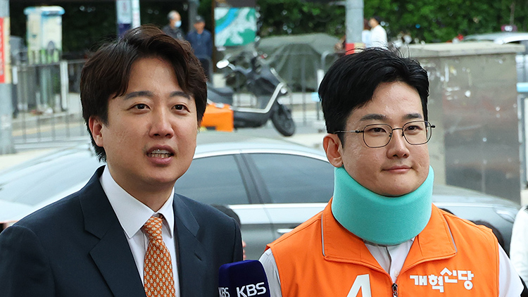 개혁신당 이준석 대표와 정이한 개혁신당 부산시장 후보가 지난 29일 부산 북구 구포시장을 찾아 발언하고 있다. 정이한 후보는 전날 시민이 던진 음료수를 피하다 다쳐 석고붕대를 하고 있다.  /연합뉴스