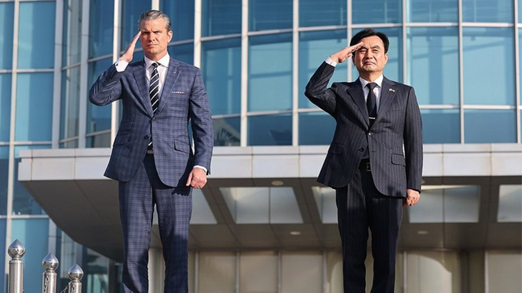 안규백 국방부 장관과 피트 헤그세스 미국 국방부 장관이 지난 11월 서울에서 열린 의장행사에서 거수경례하고 있다.