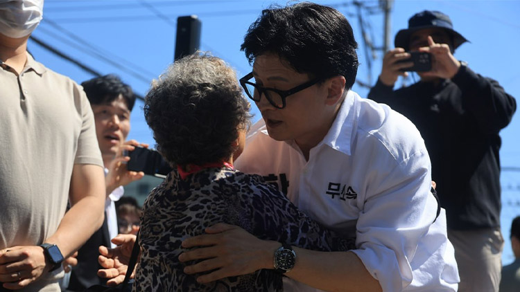 주민과 포옹하는 한동훈 /연합뉴스