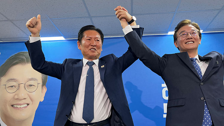 9일 오후 부산 부산진구 전재수 더불어민주당 부산시장 후보 선거사무소에서 열린 선거사무소 개소식에서 정청래 당대표(왼쪽)와 전재수 후보(오른쪽)가 만세를 하고 있다. /연합뉴스