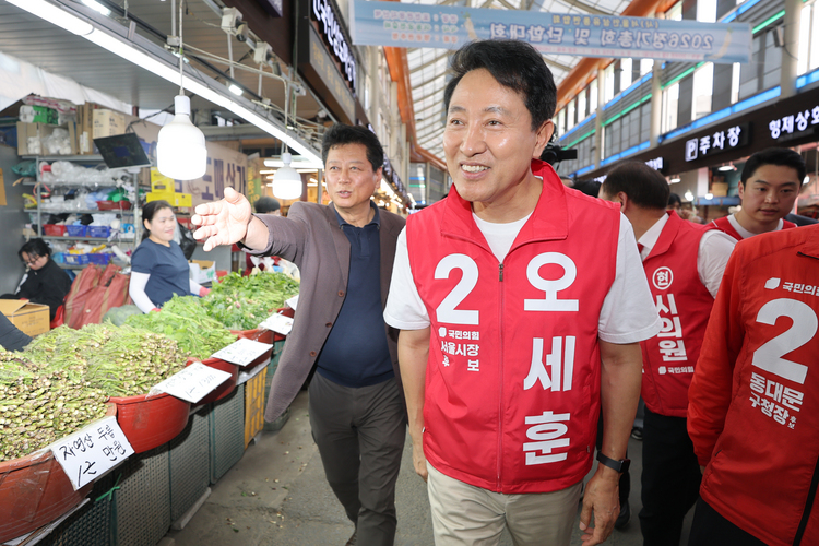 오세훈 서울시장 후보, 경동시장 방문 /연합뉴스