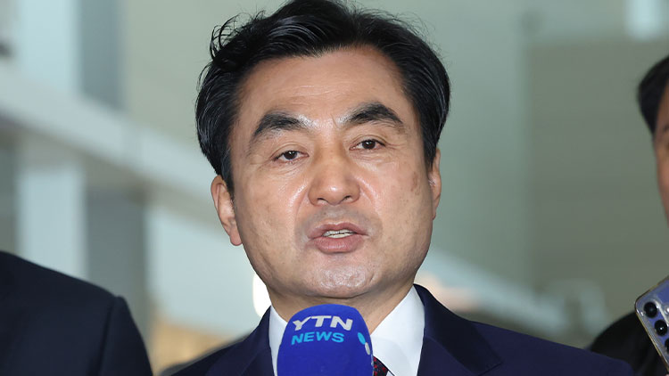 미국을 방문하는 안규백 국방부 장관이 10일 인천국제공항 제2터미널에서 취재진 질문에 답하고 있다. /연합뉴스