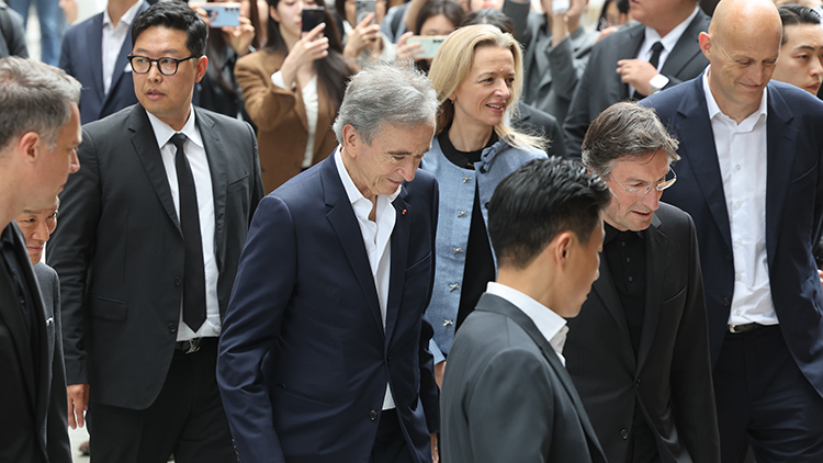 베르나르 아르노 루이뷔통모에헤네시(LVMH) 회장이 11일 서울 소공동 신세계백화점 본점을 방문하고 있다. /연합뉴스