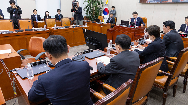 11일 국회에서 열린 국방위원회 전체회의가 국민의힘 국방위원만 참석한 채 열리고 있다. /연합뉴스