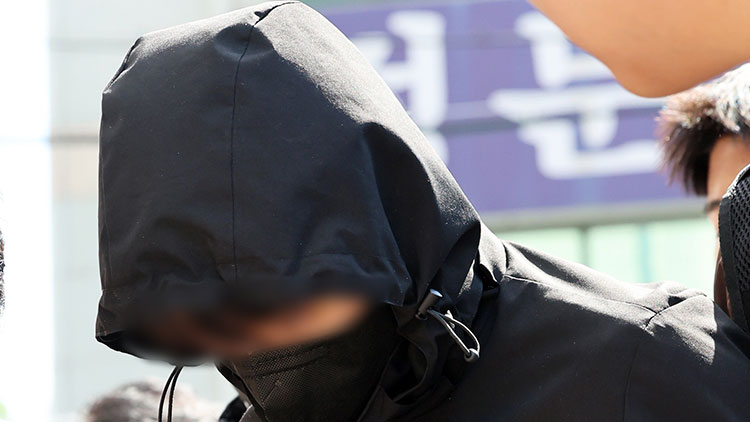 지난 7일 오전 광주 동구 광주지방법원에서 '묻지마 살인' 피의자 장모 씨가 구속 전 피의자 심문(영장실질심사)을 받기 위해 법정으로 이동하는 모습 /연합뉴스