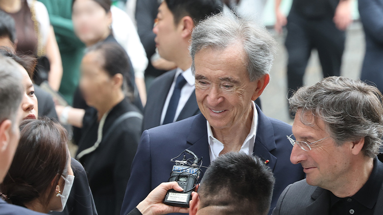 '명품 제국' 아르노 LVMH 회장, 신세계·롯데 매장 방문