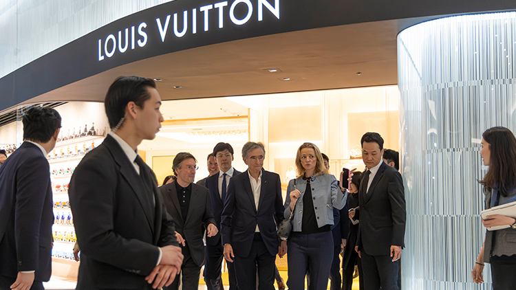 베르나르 아르노 루이뷔통모에헤네시(LVMH) 회장이 11일 잠실롯데타워 루이뷔통 매장을 나서고 있다. /연합뉴스