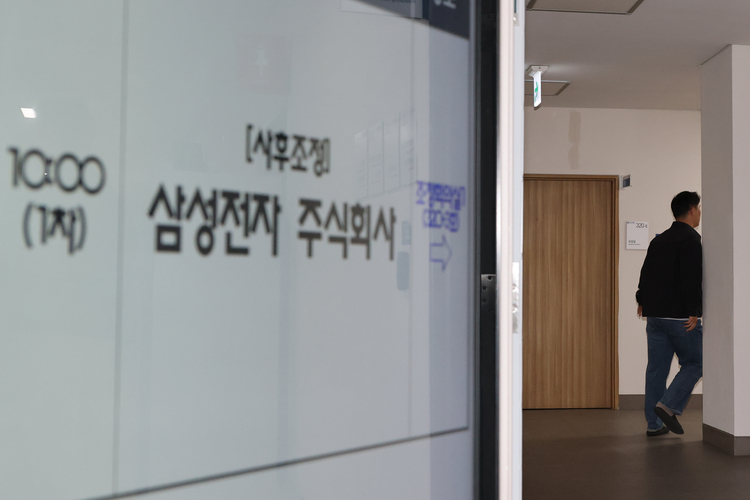 최승호 초기업노동조합 삼성전자 지부 위원장이 지난 11일 정부세종청사 중앙노동위원회 제1조정회의실에서 열린 사후조정회의를 하던 중 잠시 나왔다가 들어가고 있다. /연합뉴스