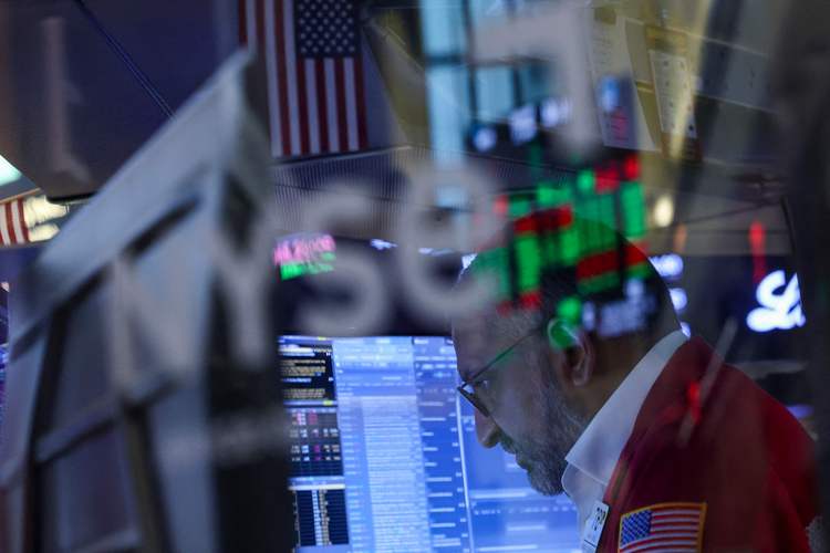 뉴욕증권거래소(NYSE)의 개장 벨이 울린 11일(현지시간), 객장의 한 트레이더가 분주히 움직이고 있다. /AFP=연합뉴스