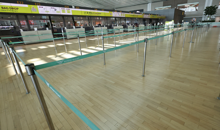 사진은 지난 10일 인천국제공항 제2여객터미널 진에어 탑승수속 카운터 모습. /연합뉴스