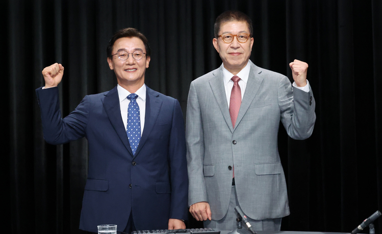 지난 12일 오후 부산 동구 MBC 스튜디오에서 열린 6·3 지방선거 부산시장 후보 TV 토론회에 참석한 더불어민주당 전재수, 국민의힘 박형준 후보가 토론에 앞서 포즈를 취하고 있다. /연합뉴스
