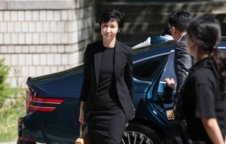 최태원 SK그룹 회장과 노소영 아트센터 나비 관장의 재산 분할 파기환송심 조정 기일이 열리는 13일 노 관장이 서초동 서울고등법원으로 들어가고 있다. /연합뉴스