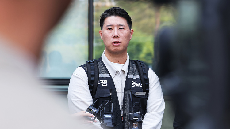 최승호 초기업노조 삼성전자지부 위원장이 13일 경기도 수원시 영통구 수원지방법원에서 열린 삼성전자가 노조를 상대로 제기한 위법 쟁의행위 금지 가처분 신청 심문을 마치고 나와 취재진 질문에 답하고 있다. /연합뉴스