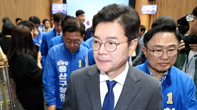 더불어민주당 정원오 서울시장 후보가 13일 국회 소통관에서 소득 없는 은퇴 1주택자 재산세 감면 공약 발표 기자회견을 마친 뒤 나오고 있다. /연합뉴스