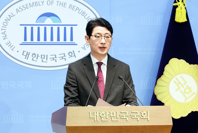 국민의힘 주진우 의원이 14일 국회 소통관에서 더불어민주당 정원오 서울시장 후보의 과거 폭행 사건과 관련, 당시 피해자의 육성 녹음을 확보했다며 내용을 공개하고 있다. /연합뉴스