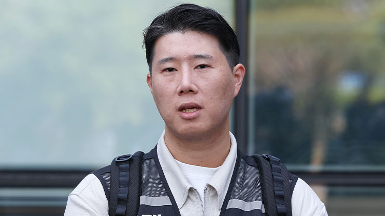 최승호 초기업노조 삼성전자지부 위원장이 지난 13일 경기도 수원시 영통구 수원지방법원에서 열린 삼성전자가 노조를 상대로 제기한 위법 쟁의행위 금지 가처분 신청 심문을 마치고 나와 취재진 질문에 답하고 있다. /연합뉴스