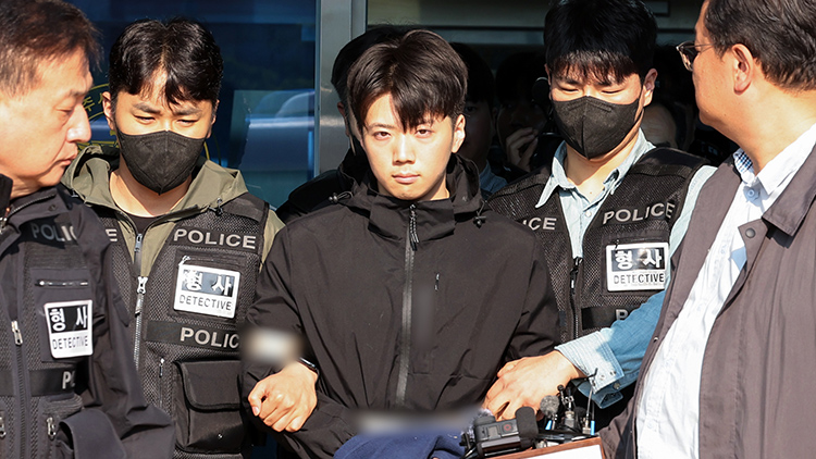 살인·살인미수 혐의를 받는 장윤기(23) 씨가 14일 오전 광주 서부경찰서에서 검찰로 송치되기 전 포토라인에 서고 있다. /연합뉴스