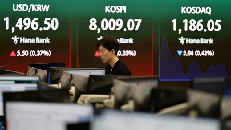 코스피가 8000 포인트를 돌파한 15일 서울 하나은행 본점 딜링룸에서 딜러들이 업무를 보고 있다. /연합뉴스