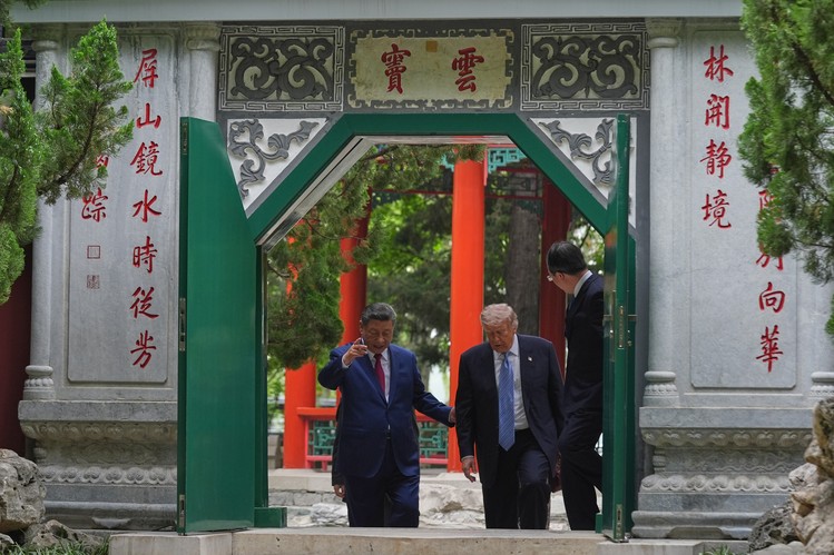 2026년 5월 15일 금요일(현지시간), 중국 베이징의 지도부 집무단지인 중난하이를 방문한 도널드 트럼프 미국 대통령이 시진핑 중국 국가주석과 함께 걷고 있다. /AP=연합뉴스